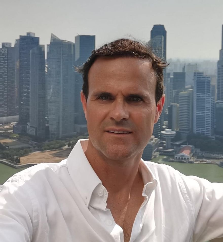 Jorge González de San Román, con camisa blanca, frente al skyline de una ciudad de rascacielos